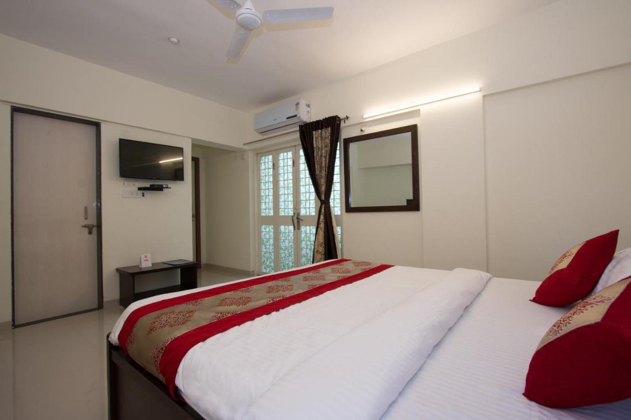 Oyo 9052 Leisurely Abode Hotel Khadki Eksteriør billede
