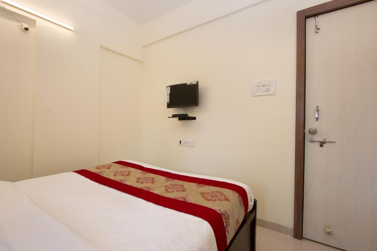 Oyo 9052 Leisurely Abode Hotel Khadki Eksteriør billede